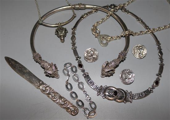 Mixed silver jewellery.